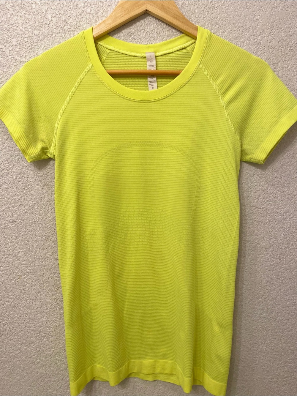 Lululemon Swiftly Tech 2.0 SS Shirt Size 6 Yellow